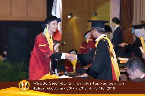 Wisuda Unpad Gel I I I TA 2017-2018  Fakultas Farmasi  oleh Rektor 109  by ( PAPYRUS PHOTO)