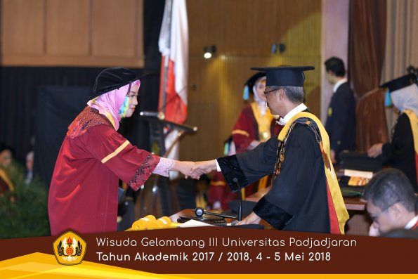 Wisuda Unpad Gel I I I TA 2017-2018  Fakultas Farmasi  oleh Rektor 113  by ( PAPYRUS PHOTO)