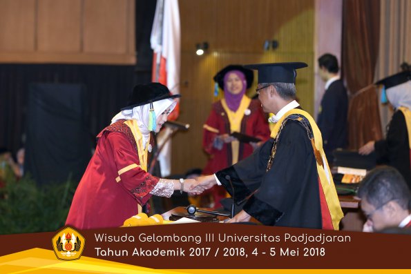Wisuda Unpad Gel I I I TA 2017-2018  Fakultas Farmasi  oleh Rektor 114  by ( PAPYRUS PHOTO)