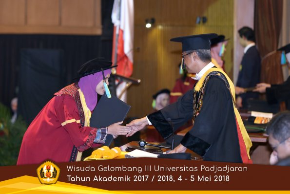 Wisuda Unpad Gel I I I TA 2017-2018  Fakultas Farmasi  oleh Rektor 115  by ( PAPYRUS PHOTO)