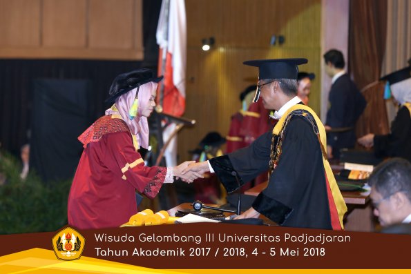Wisuda Unpad Gel I I I TA 2017-2018  Fakultas Farmasi  oleh Rektor 120  by ( PAPYRUS PHOTO)