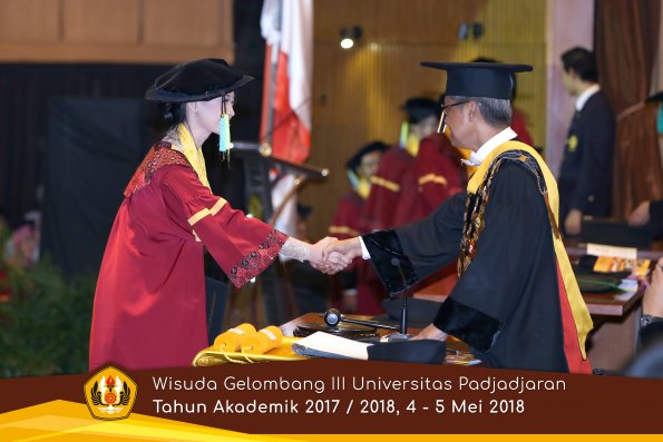 Wisuda Unpad Gel I I I TA 2017-2018  Fakultas Farmasi  oleh Rektor 161  by ( PAPYRUS PHOTO)