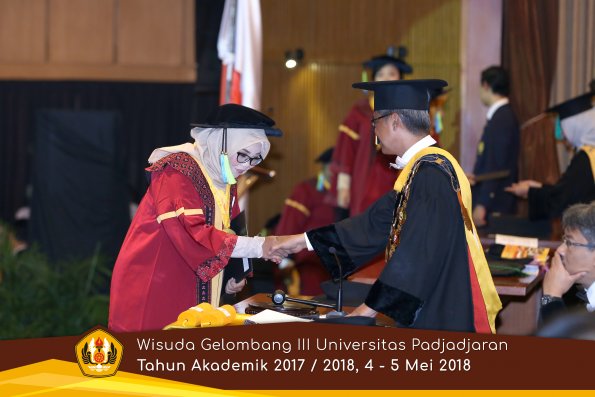 Wisuda Unpad Gel I I I TA 2017-2018  Fakultas Farmasi  oleh Rektor 163  by ( PAPYRUS PHOTO)