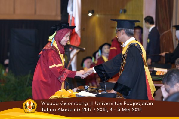Wisuda Unpad Gel I I I TA 2017-2018  Fakultas Farmasi  oleh Rektor 168  by ( PAPYRUS PHOTO)