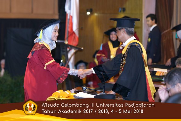 Wisuda Unpad Gel I I I TA 2017-2018  Fakultas Farmasi  oleh Rektor 169  by ( PAPYRUS PHOTO)