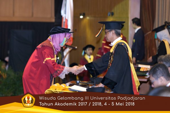 Wisuda Unpad Gel I I I TA 2017-2018  Fakultas Farmasi  oleh Rektor 171  by ( PAPYRUS PHOTO)