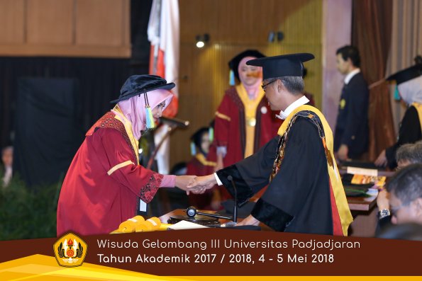 Wisuda Unpad Gel I I I TA 2017-2018  Fakultas Farmasi  oleh Rektor 173  by ( PAPYRUS PHOTO)