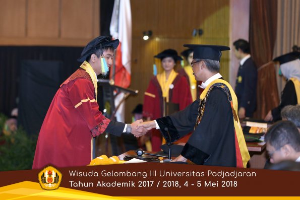 Wisuda Unpad Gel I I I TA 2017-2018  Fakultas Farmasi  oleh Rektor 176  by ( PAPYRUS PHOTO)