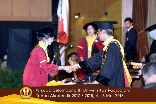 Wisuda Unpad Gel I I I TA 2017-2018  Fakultas Farmasi  oleh Rektor 177  by ( PAPYRUS PHOTO)