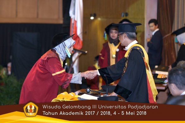 Wisuda Unpad Gel I I I TA 2017-2018  Fakultas Farmasi  oleh Rektor 180  by ( PAPYRUS PHOTO)