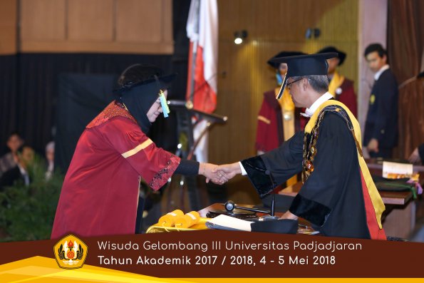 Wisuda Unpad Gel I I I TA 2017-2018  Fakultas Farmasi  oleh Rektor 204  by ( PAPYRUS PHOTO)