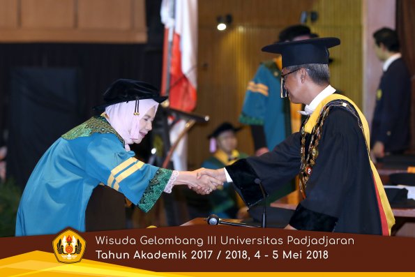Wisuda Unpad Gel I I I TA 2017-2018  Fak Kedokteran Gigi  oleh Rektor  006  by ( PAPYRUS PHOTO)