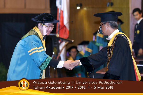 Wisuda Unpad Gel I I I TA 2017-2018  Fak Kedokteran Gigi  oleh Rektor  010  by ( PAPYRUS PHOTO)