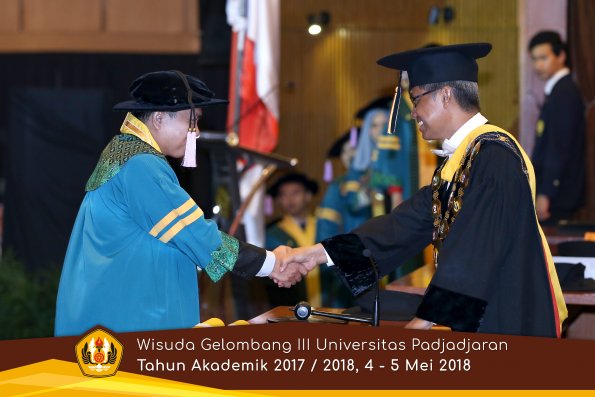 Wisuda Unpad Gel I I I TA 2017-2018  Fak Kedokteran Gigi  oleh Rektor  013  by ( PAPYRUS PHOTO)