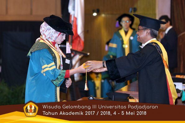 Wisuda Unpad Gel I I I TA 2017-2018  Fak Kedokteran Gigi  oleh Rektor  015  by ( PAPYRUS PHOTO)