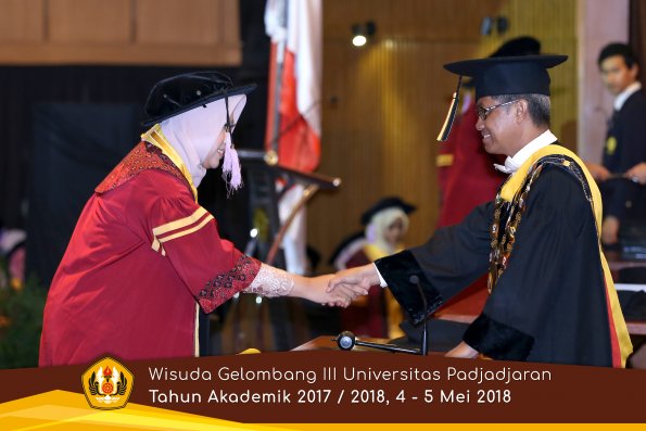 Wisuda Unpad Gel I I I TA 2017-2018  Fak Kedokteran Gigi  oleh Rektor  024  by ( PAPYRUS PHOTO)