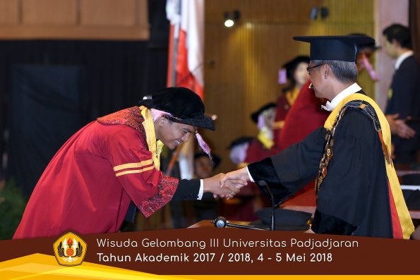 Wisuda Unpad Gel I I I TA 2017-2018  Fak Kedokteran Gigi  oleh Rektor  049  by ( PAPYRUS PHOTO)