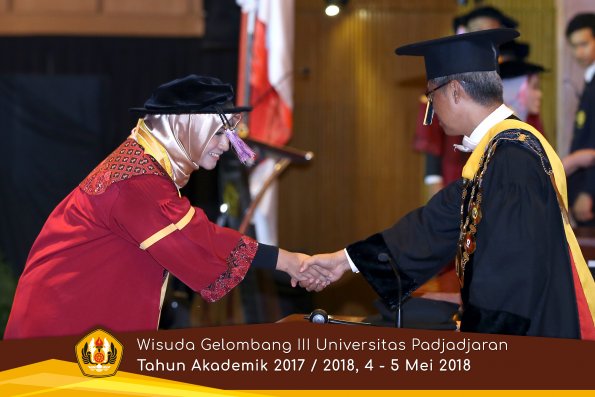 Wisuda Unpad Gel I I I TA 2017-2018  Fak Kedokteran Gigi  oleh Rektor  053  by ( PAPYRUS PHOTO)