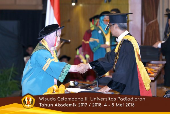 Wisuda Unpad Gel I I I TA 2017-2018  Fakultas MIPA oleh Rektor 004  by ( PAPYRUS PHOTO)