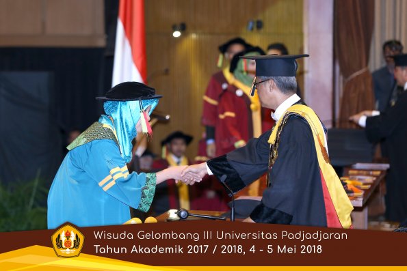 Wisuda Unpad Gel I I I TA 2017-2018  Fakultas MIPA oleh Rektor 005  by ( PAPYRUS PHOTO)