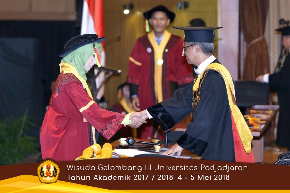 Wisuda Unpad Gel I I I TA 2017-2018  Fakultas MIPA oleh Rektor 006  by ( PAPYRUS PHOTO)