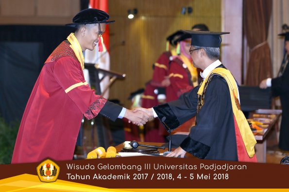 Wisuda Unpad Gel I I I TA 2017-2018  Fakultas MIPA oleh Rektor 007  by ( PAPYRUS PHOTO)