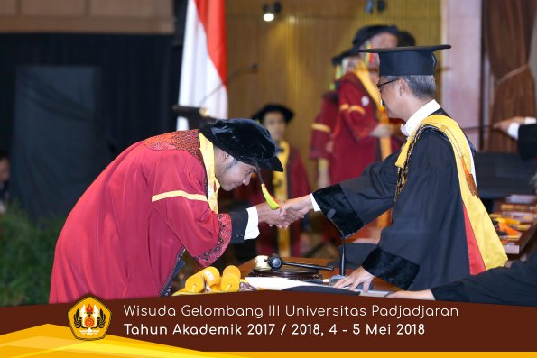 Wisuda Unpad Gel I I I TA 2017-2018  Fakultas MIPA oleh Rektor 009  by ( PAPYRUS PHOTO)