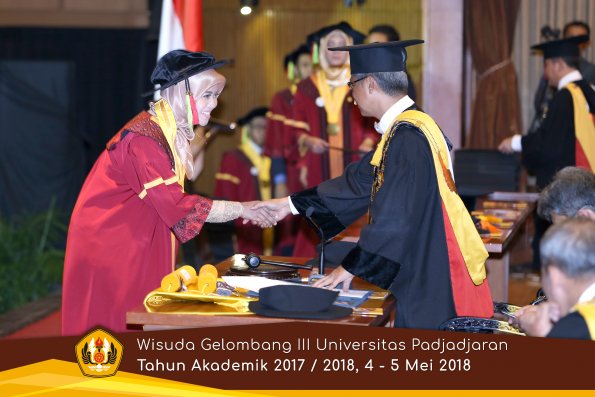 Wisuda Unpad Gel I I I TA 2017-2018  Fakultas MIPA oleh Rektor 010  by ( PAPYRUS PHOTO)