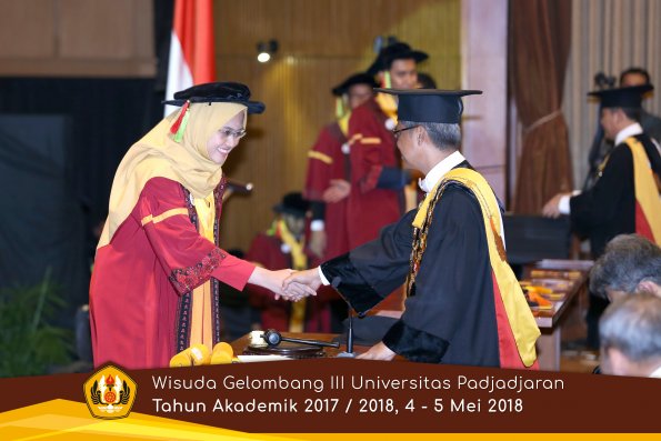 Wisuda Unpad Gel I I I TA 2017-2018  Fakultas MIPA oleh Rektor 012  by ( PAPYRUS PHOTO)