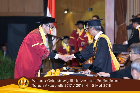 Wisuda Unpad Gel I I I TA 2017-2018  Fakultas MIPA oleh Rektor 014  by ( PAPYRUS PHOTO)