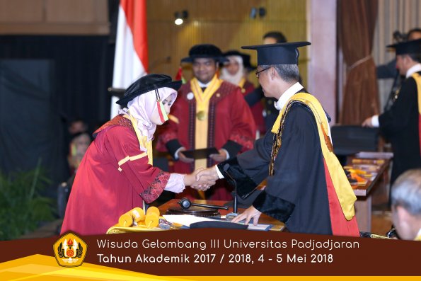 Wisuda Unpad Gel I I I TA 2017-2018  Fakultas MIPA oleh Rektor 015  by ( PAPYRUS PHOTO)