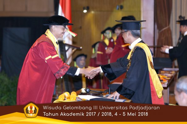 Wisuda Unpad Gel I I I TA 2017-2018  Fakultas MIPA oleh Rektor 018  by ( PAPYRUS PHOTO)