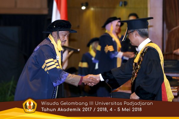 Wisuda Unpad Gel I I I TA 2017-2018  Fakultas Ekonomi dan Bisnis oleh Rektor 001 by ( PAPYRUS PHOTO)