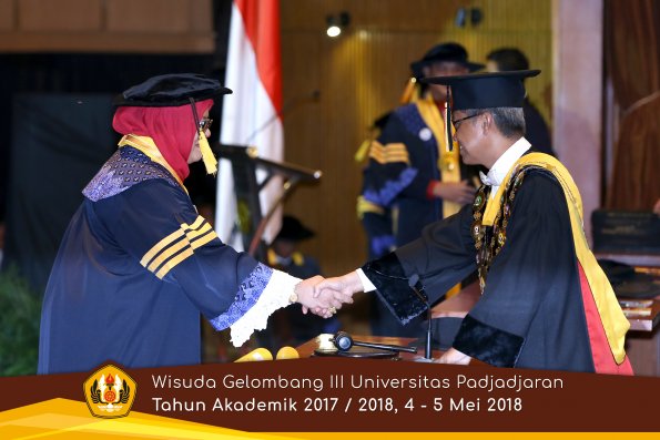 Wisuda Unpad Gel I I I TA 2017-2018  Fakultas Ekonomi dan Bisnis oleh Rektor 003 by ( PAPYRUS PHOTO)
