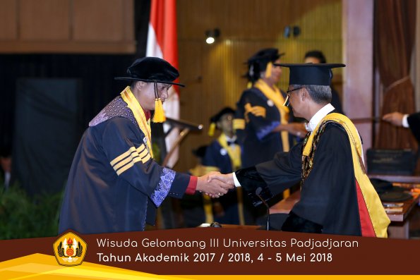 Wisuda Unpad Gel I I I TA 2017-2018  Fakultas Ekonomi dan Bisnis oleh Rektor 004 by ( PAPYRUS PHOTO)
