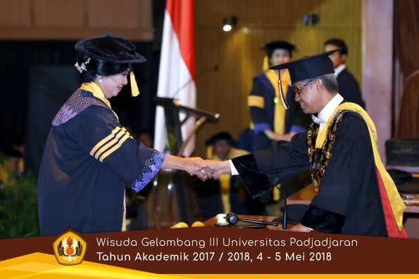 Wisuda Unpad Gel I I I TA 2017-2018  Fakultas Ekonomi dan Bisnis oleh Rektor 005 by ( PAPYRUS PHOTO)