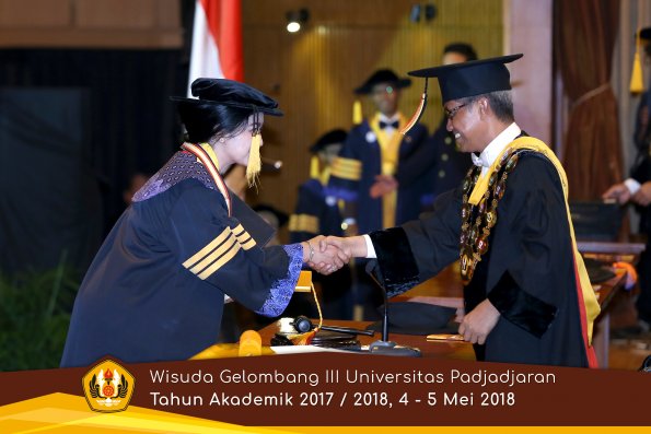 Wisuda Unpad Gel I I I TA 2017-2018  Fakultas Ekonomi dan Bisnis oleh Rektor 008 by ( PAPYRUS PHOTO)