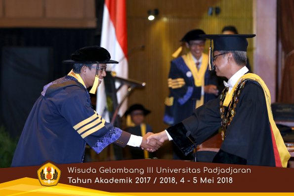 Wisuda Unpad Gel I I I TA 2017-2018  Fakultas Ekonomi dan Bisnis oleh Rektor 009 by ( PAPYRUS PHOTO)