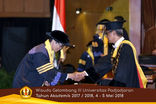 Wisuda Unpad Gel I I I TA 2017-2018  Fakultas Ekonomi dan Bisnis oleh Rektor 010 by ( PAPYRUS PHOTO)