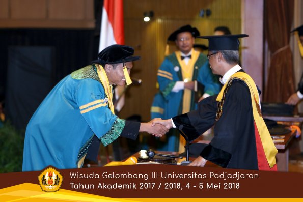 Wisuda Unpad Gel I I I TA 2017-2018  Fakultas Ekonomi dan Bisnis oleh Rektor 014 by ( PAPYRUS PHOTO)