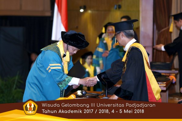 Wisuda Unpad Gel I I I TA 2017-2018  Fakultas Ekonomi dan Bisnis oleh Rektor 015 by ( PAPYRUS PHOTO)