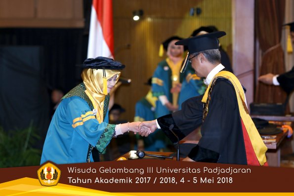 Wisuda Unpad Gel I I I TA 2017-2018  Fakultas Ekonomi dan Bisnis oleh Rektor 016 by ( PAPYRUS PHOTO)