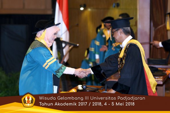 Wisuda Unpad Gel I I I TA 2017-2018  Fakultas Ekonomi dan Bisnis oleh Rektor 018 by ( PAPYRUS PHOTO)