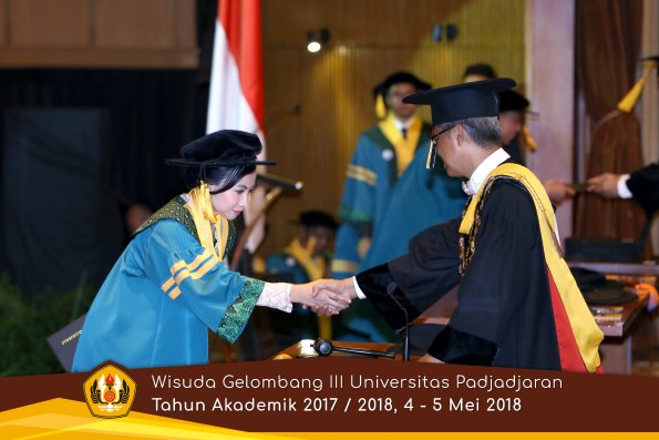 Wisuda Unpad Gel I I I TA 2017-2018  Fakultas Ekonomi dan Bisnis oleh Rektor 019 by ( PAPYRUS PHOTO)
