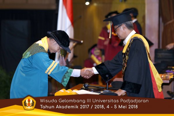wisuda unpad gel III TA 2017-2018 Fak Peternakan  oleh Rektor  001 by (PAPYRUS PHOTO)