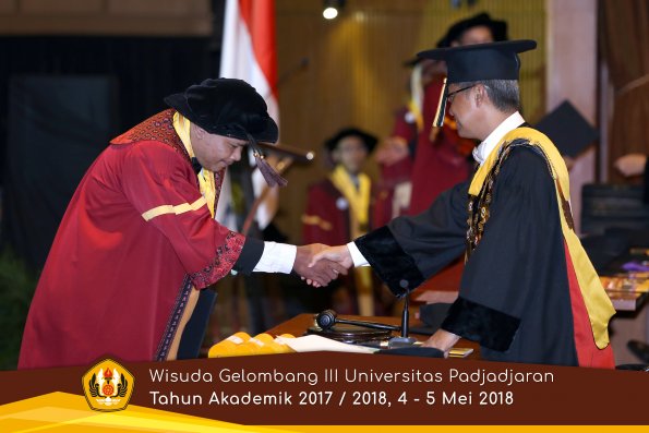 wisuda unpad gel III TA 2017-2018 Fak Peternakan  oleh Rektor  002 by (PAPYRUS PHOTO)