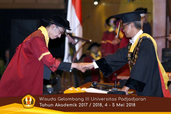 wisuda unpad gel III TA 2017-2018 Fak Peternakan  oleh Rektor  003 by (PAPYRUS PHOTO)