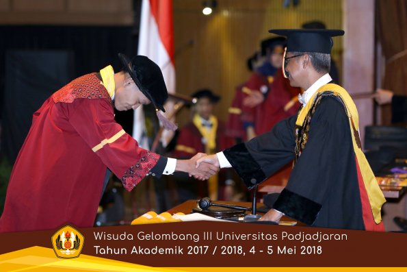 wisuda unpad gel III TA 2017-2018 Fak Peternakan  oleh Rektor  011 by (PAPYRUS PHOTO)