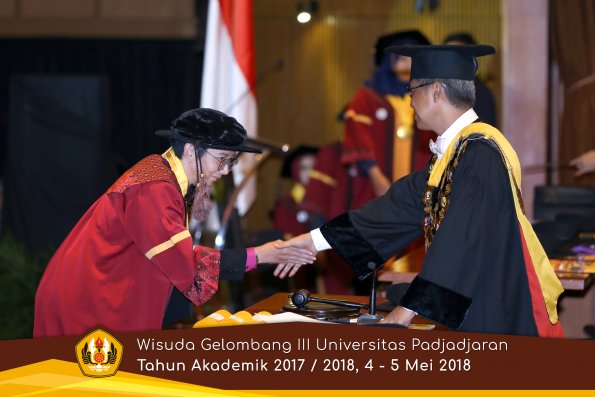 wisuda unpad gel III TA 2017-2018 Fak Peternakan  oleh Rektor  012 by (PAPYRUS PHOTO)