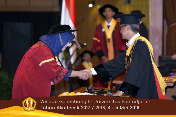 wisuda unpad gel III TA 2017-2018 Fak Peternakan  oleh Rektor  013 by (PAPYRUS PHOTO)